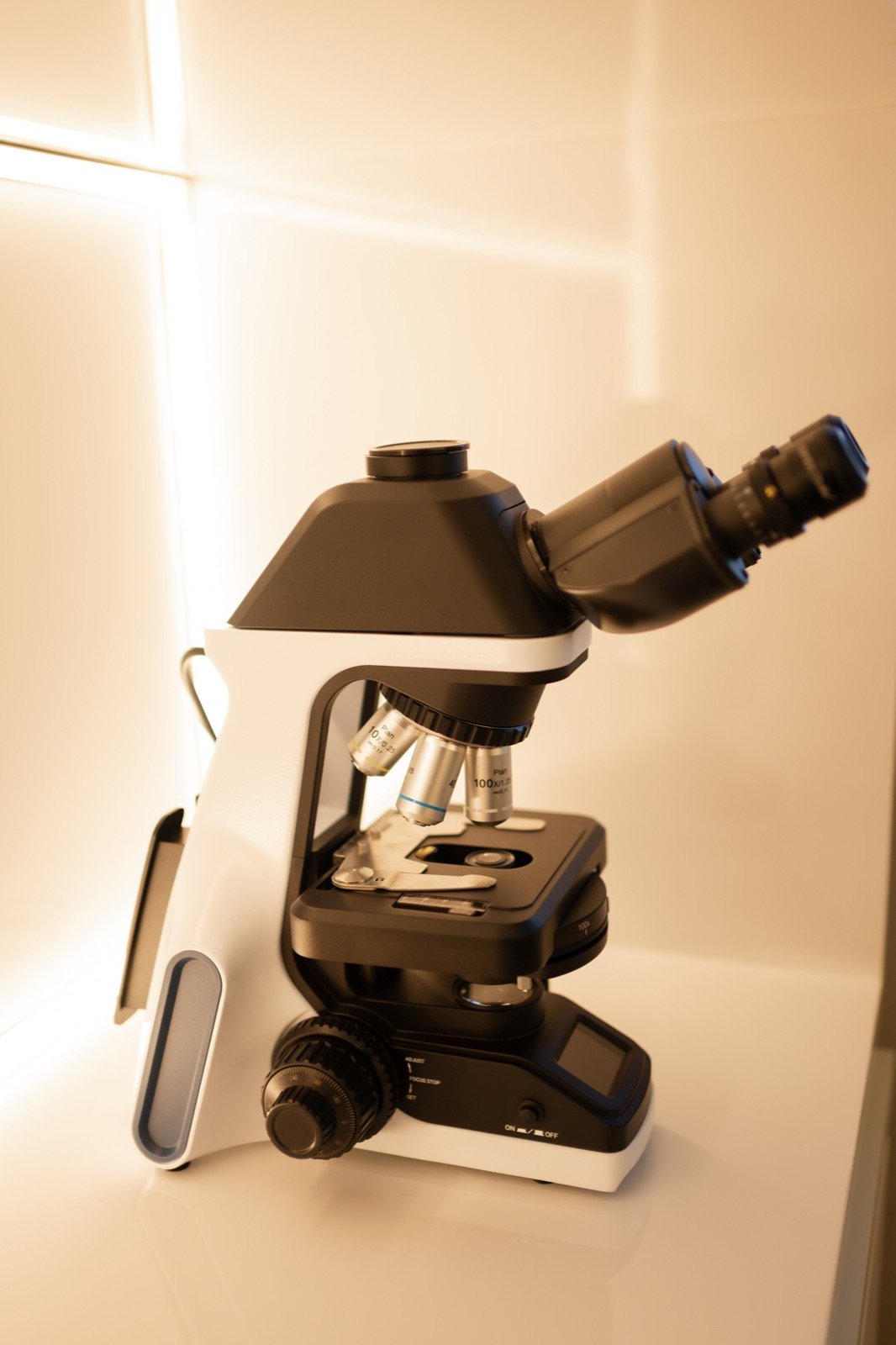 Microscópio para microscopia do conteúdo vaginal
